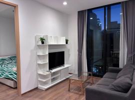 Charming 2 Bedroom Apartment in Heart of Phrom Phong，位于Bang Kapi的酒店