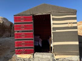 Bedouin Family Camp，位于Al Ḩayy的豪华帐篷