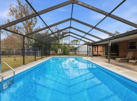 Ultimate Tampa Getaway w Pool- Hot Tub in Prime Location，位于Seffner的酒店