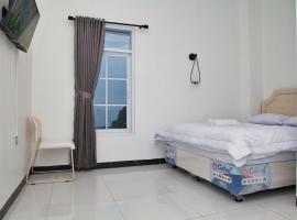 Clarissa Guest House Cisarua Bandung，位于Sukaraja的酒店