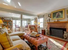 Hike, Sip and Explore! Blue Ridge Mtn Cabin with Porch