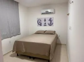 Suite 05 em casa Beira mar, com ar condicionado , cozinha completa com Micro ondas air fryer forno elétrico fogão Geladeira freezer gelagua e cafeteira elétrica Tudo para vc se sentir em casa além de um Deck com churrasqueira vista mar