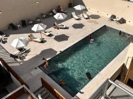 Hotel Florinda，位于埃斯特角城的带泳池的酒店