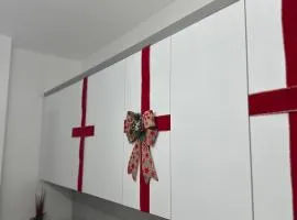 Quiet 2-Bedroom Apartment near Airport with Balcony