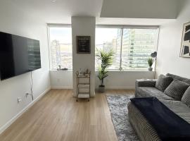 Luxury Downtown One Bedroom with Skyline Views and Free Parking，位于埃德蒙顿的酒店