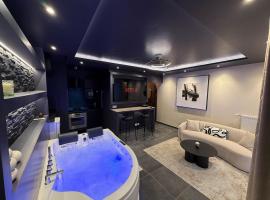 L'Écrin Beige - Immersive suite with private Jacuzzi，位于Champlan的酒店
