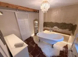 Forest View, Klimaanlage im Studio, ganzes Haus 100qm, 2 Schlafzimmer, 2 Bäder, Badewanne, Garten & Terrasse