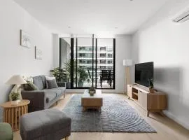 Free parking - trackside apartment with pool, gym