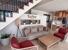 TWIN PALMS 'Beach House' - New surf front location，位于图鲁斯杜的酒店