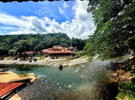 JUNGLE LIFE GUEST HOUSE - Trekking & Transport Only Book With Us，位于武吉拉旺的住宿加早餐旅馆