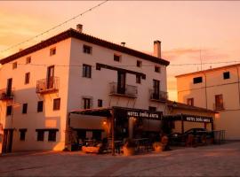 多纳安妮塔酒店及餐厅，位于雷克纳的酒店