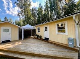 Karamellgårdens stuga，位于Herräng的酒店