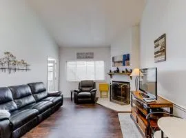 Mountain View Ski Condo Sleep 6 - Fireplace - Hot Tub