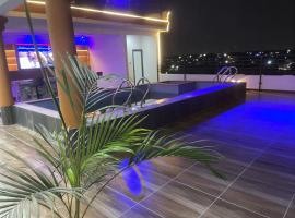 Classic Hideout Homes 2 Bedrooms，位于Sotuom的酒店