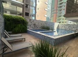 Apartamento com Piscina e 2 min da praia