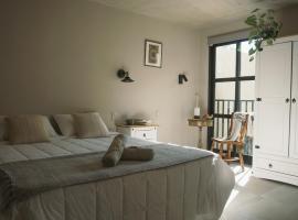 Ambar Posada Boutique，位于Aigu&aacute;的带停车场的酒店