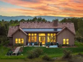 Basecamp Stays - Lux Teton Lodge Privacy & Hot Tub