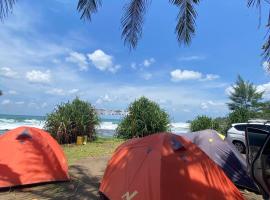 Glamour Camping Pantai Madasari，位于Bulakbenda的露营地