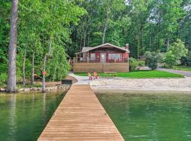 Waterfront Lake Martin Home with Grill and Beach!，位于Eclectic的酒店