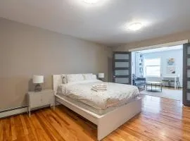 Gorgeous & Sunny Executive Suite AC, Unit #2