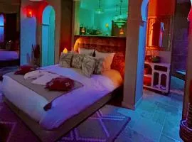 Suite 5 étoiles 1001 Merveilles avec jacuzzi et jeu pour adulte