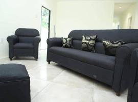 Rustic Bamboo Forest Villa，位于Mount Irvine的酒店