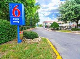 Motel 6-Huntsville, TX，位于亨茨维尔的酒店