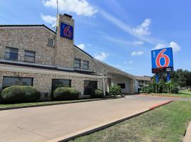 Motel 6 Austin, TX - Central Downtown UT，位于奥斯汀北环的酒店