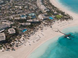 Turtle Bay Resort - Red Sea，位于Ḩanak的带泳池的酒店