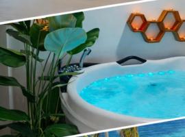 The Cat And The Kraken Jacuzzi Suites Paliton，位于锡基霍尔的带热水浴缸的酒店