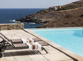 Kea Seascape Villa - a Cycladic Seaside Retreat，位于Grionísi的酒店