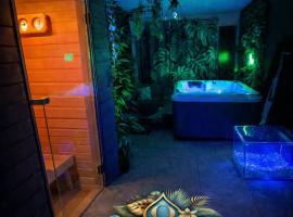 Ô Spa Privatif - Luxury Suite - JACUZZI-SAUNA-NETFLIX-FISHSPA-SERVIETTES-PEIGNOIRS-SANDALES-CAFE，位于Morlanwelz-Mariemont的酒店