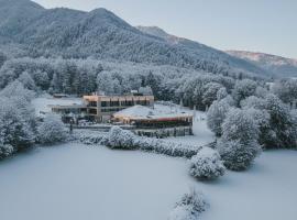 Ramilia Family Apartments Restaurant & Pizzeria，位于纳图尔诺的酒店