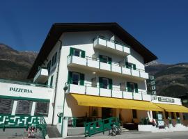 Hotel-Restaurant-Pizzeria Goldrainerhof，位于科尔德拉诺的酒店