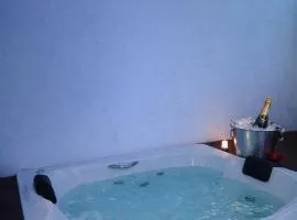 Chalé até 3 pessoas com jacuzzi Pet friendly Florianópolis