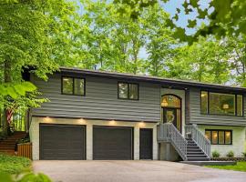 Private & Convenient-Hot tub-Fire Pit-Game room!，位于佩托斯基的酒店