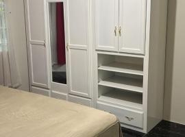 Doreen's Ranch Master Suite，位于Four Paths的带停车场的酒店