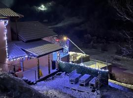 Planinska idila，位于Crni Vrh的带泳池的酒店