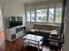 Beach duplex for families and surfers!，位于卡尔卡维洛斯的酒店
