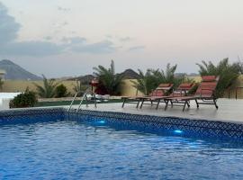 Moonlight Resort，位于Sinādil的带停车场的酒店