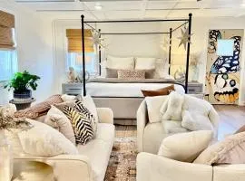 The Wing - luxurious king suite tiny studio home!