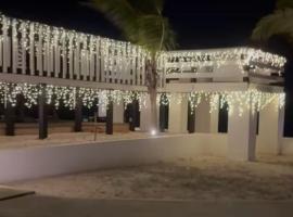 Exuma beachfront infinity pool & high end finishes，位于Curtis的酒店