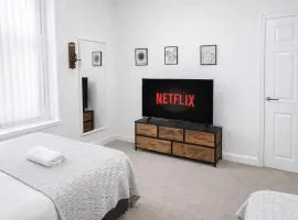 Bright 2BR Home Work-Friendly Sleeps 8 Parking