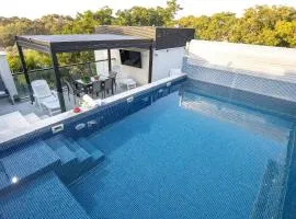 Margalit Luxury Beach Suite - Heated Pool, Jacuzzi, Sauna & BBQ
