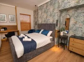 Amber Serviced Rooms - Free parking Self Check-In with access to shared kitchen