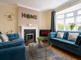 Stylish Three Bedroom Property With Parking
