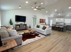 Lucky Cowboy Lodge Near WinStar - Cozy 3BR Home，位于萨克维尔的酒店