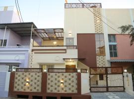 ShivAOM Family Homestay，位于乌贾因的自助式住宿