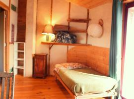 jolie chambre avec cuisine，位于阿斯帕朗的酒店