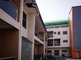 Cherry Signature Condos & Event Centre，位于Adentan的酒店